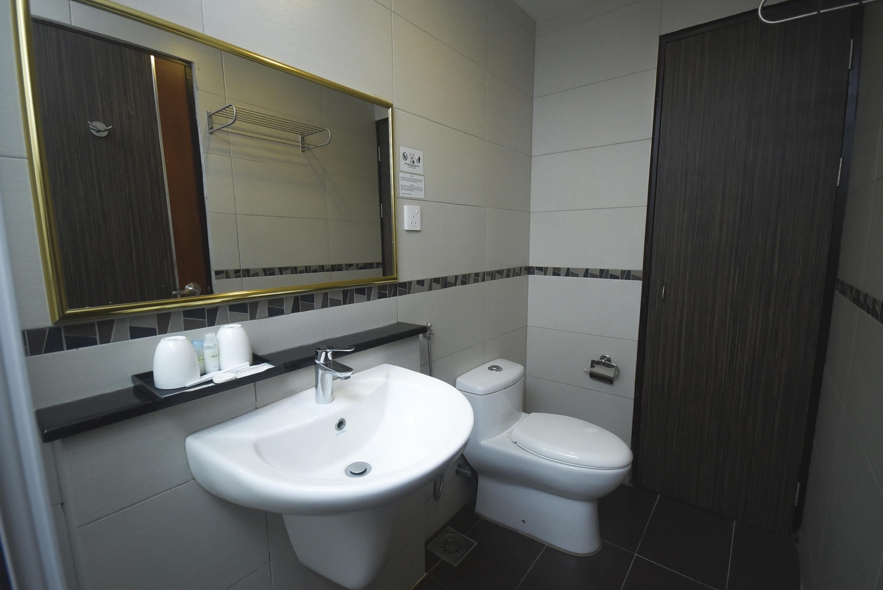 Super Oyo 985 Hotel Nur Miri Exterior foto